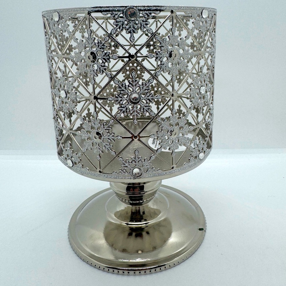 Bath & Body Works Sparkly Snowflakes Pedestal 3 Wick Candle Holder (2022)